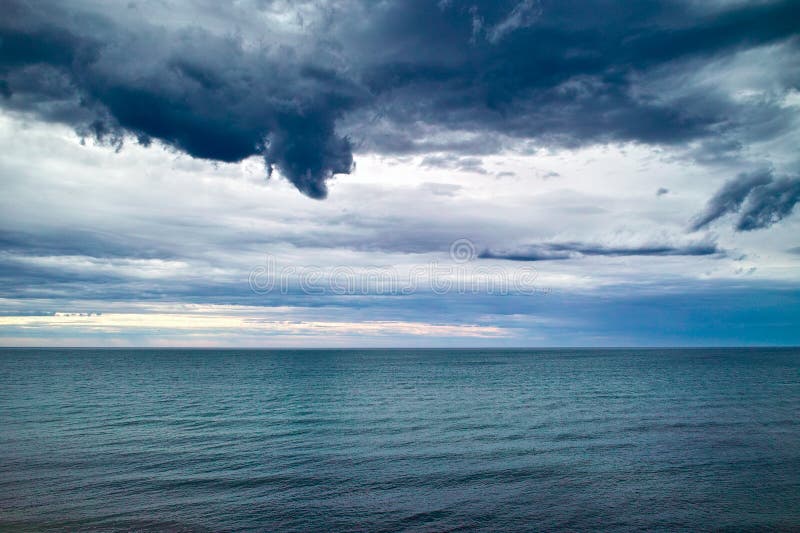 Nubes oscuras sobre el mar imagenes de archivo Nubes oscuras sobre el mar imagenes de archivo