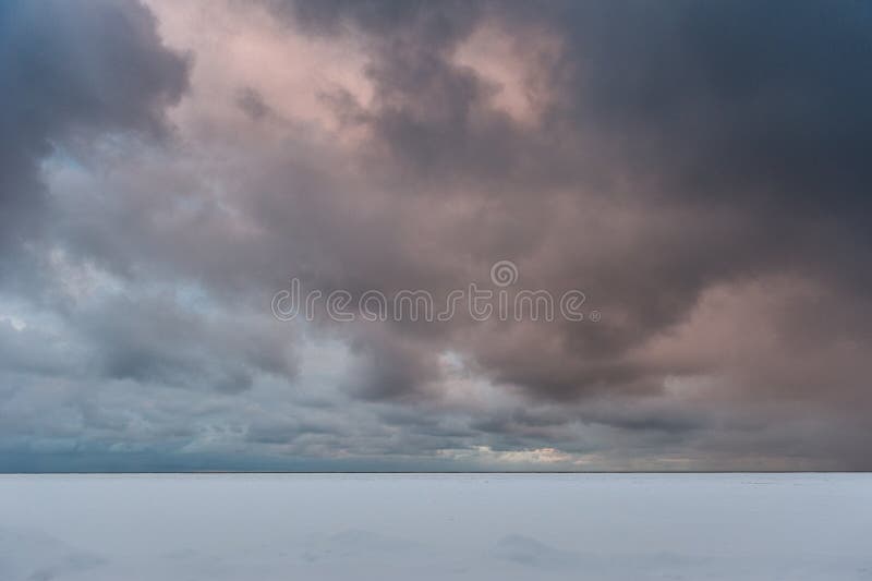 Nubes oscuras y mar de congelaci?n cubiertos con nieve Mar B?ltico snowstorm fotos de archivo libres de regalías Nubes oscuras y mar de congelaci?n cubiertos con nieve Mar B?ltico snowstorm fotos de archivo libres de regalías