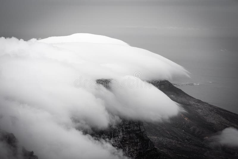 Nubes rodando sobre la montaña de la Mesa en Ciudad del Cabo, Sudáfrica Este fenómeno se llama Tablecloth fotografía de archivo Nubes rodando sobre la montaña de la Mesa en Ciudad del Cabo, Sudáfrica Este fenómeno se llama Tablecloth fotografía de archivo