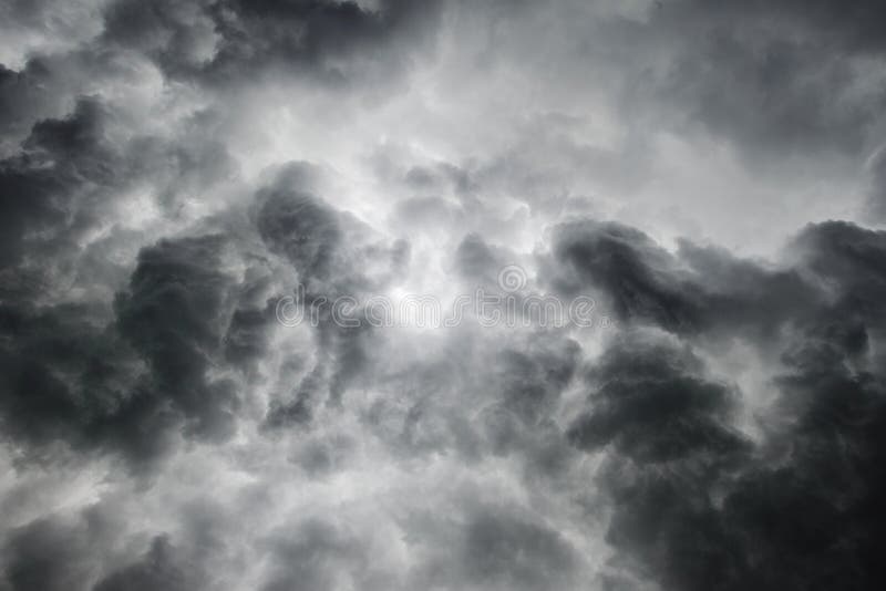 Nubes tempestuosas del negro pesado del vendaval foto de archivo