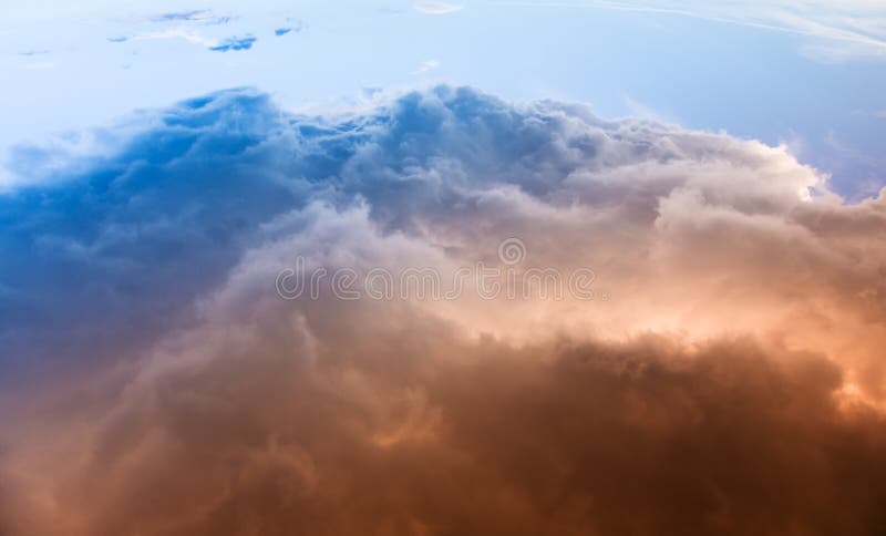 Nubes tempestuosas oscuras. Imagen de fondo tempestuosa oscura de las nubes