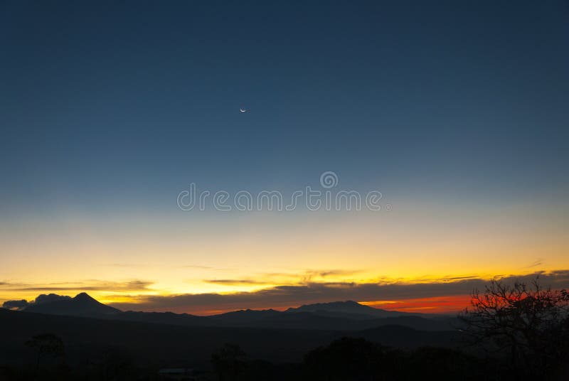 Nubes Y Montañas De La Salida Del Sol En Guatemala Imagen de archivo
