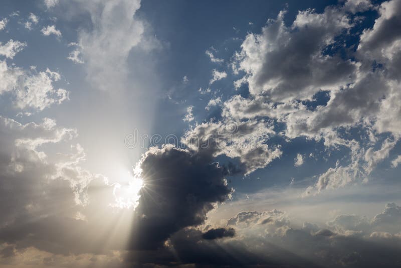 Nubes y rayos del sol imagen de archivo libre de regalías Nubes y rayos del sol imagen de archivo libre de regalías