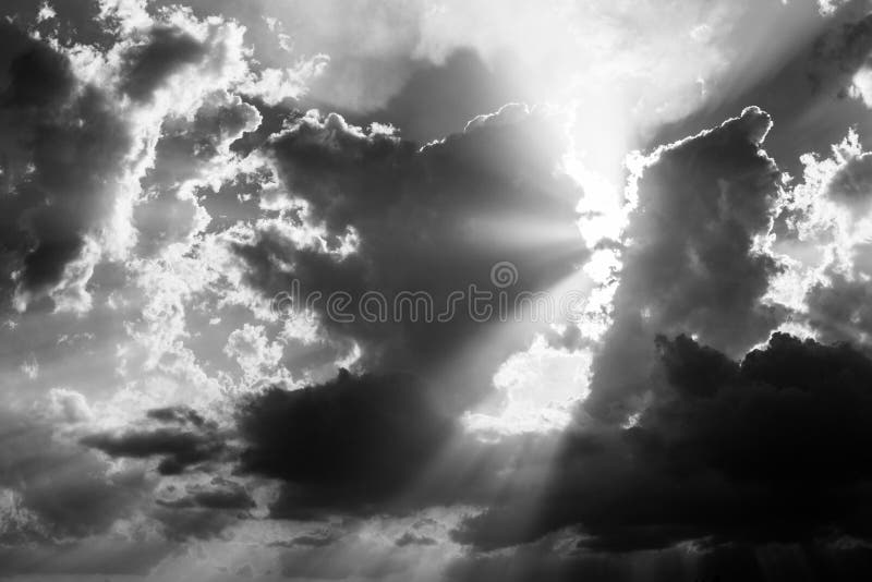 Nubes y rayos del sol imagen de archivo Nubes y rayos del sol imagen de archivo