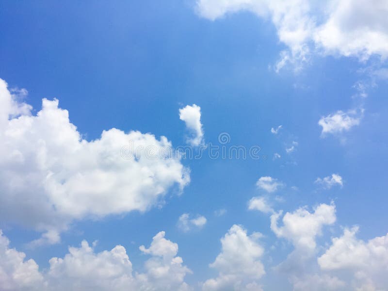 Nubi bianche nel cielo blu immagini stock Nubi bianche nel cielo blu immagini stock