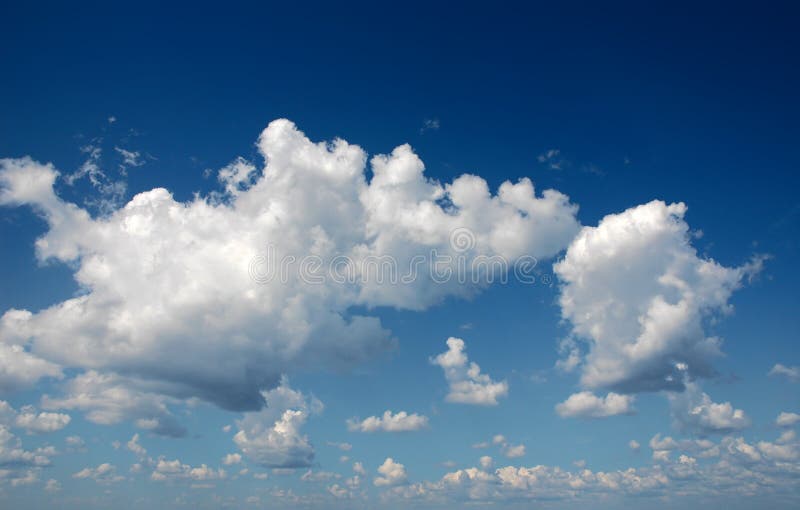 Nubi in cielo blu immagine stock Nubi in cielo blu immagine stock