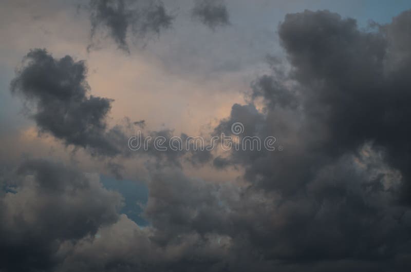 Nubi di tempesta Il cielo un fondo Venuta del ` s della tempesta immagine stock Nubi di tempesta Il cielo un fondo Venuta del ` s della tempesta immagine stock