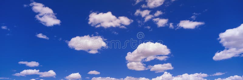 Nubi e cielo blu gonfi bianchi