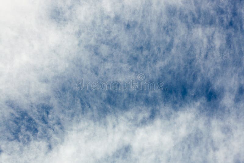 Nubi nel cielo blu immagine stock libera da diritti Nubi nel cielo blu immagine stock libera da diritti