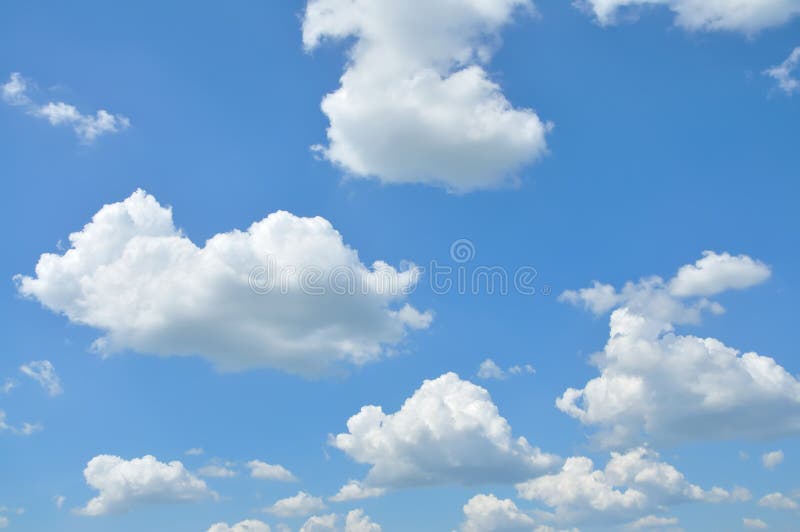 Nubi nel cielo blu