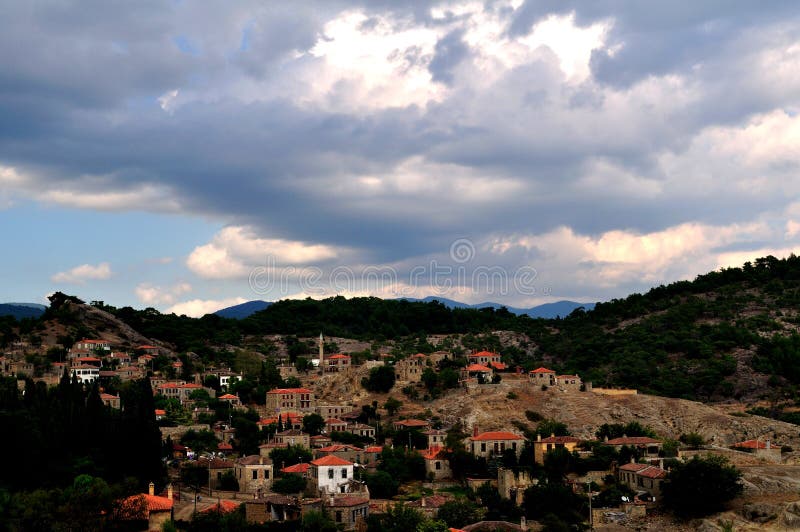 Nubi sopra il villaggio fotografia stock libera da diritti Nubi sopra il villaggio fotografia stock libera da diritti