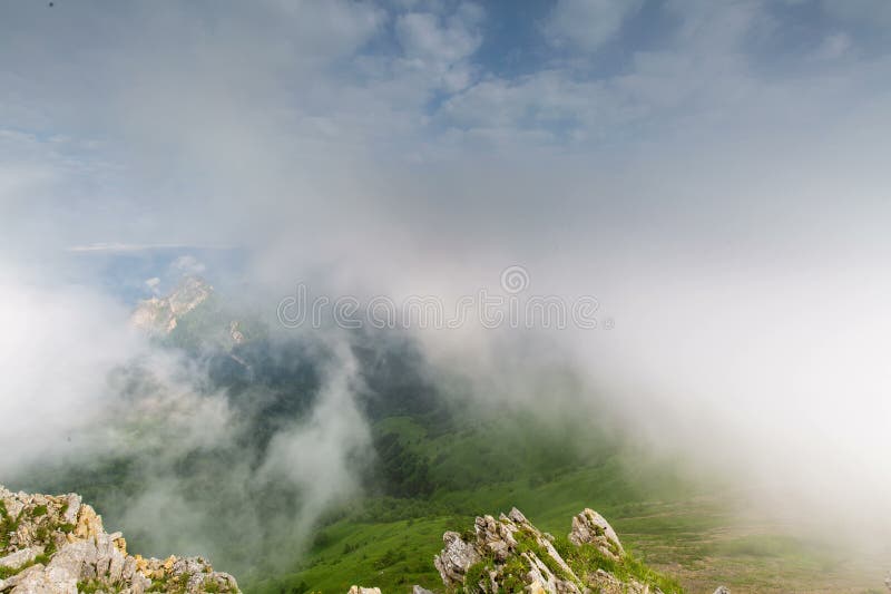 Nubi sopra le montagne nebbia