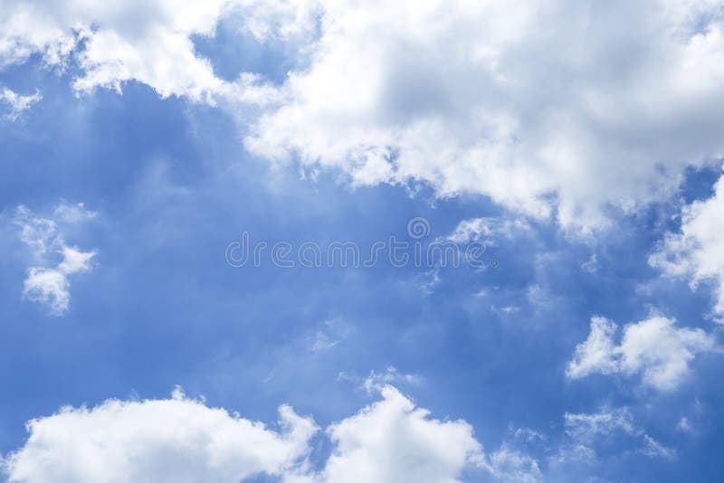 Nublado sobre cielo azul, nube, dÃa soleado, clima y fondo de temporada foto de archivo libre de regalías