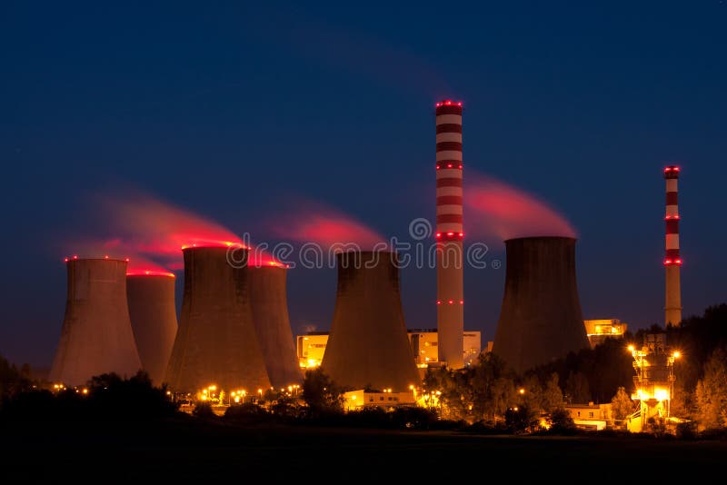 Široký výhled jaderné elektrárny v průběhu noci.