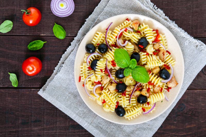 Nudelsalat Radiatori Mit Huhn, Schwarze Oliven, Blaue Zwiebel ...