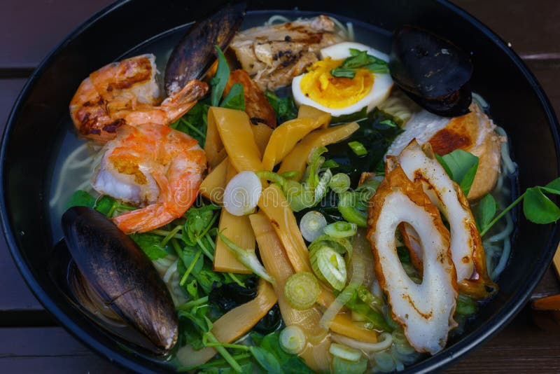 Nudelsoppa med skaldjur inklusive musslor, räkor, tioarmade bläckfiskar, ägg och grönsaker arkivfoto Nudelsoppa med skaldjur inklusive musslor, räkor, tioarmade bläckfiskar, ägg och grönsaker arkivfoto