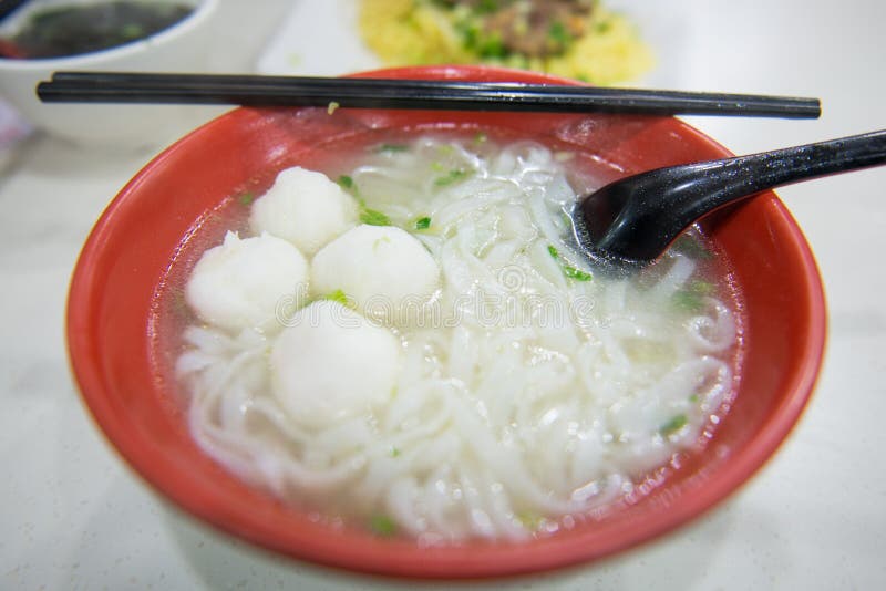 Nudelsuppe mit Fischball in der Schüssel lizenzfreies stockbild Nudelsuppe mit Fischball in der Schüssel lizenzfreies stockbild