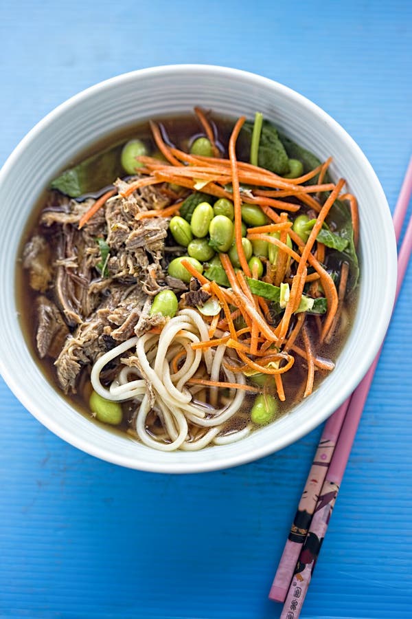 Nudlar för ramen för stekand arkivbild Nudlar för ramen för stekand arkivbild