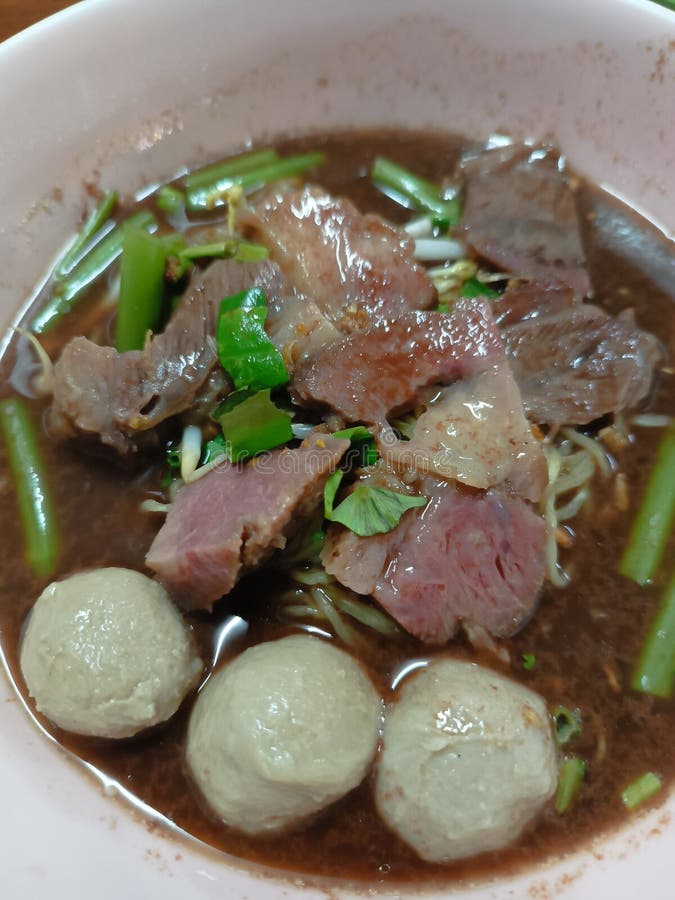 Nudlar med hårdgjort kött och köttboll royaltyfria bilder