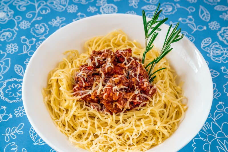 Nudlar med köttfärs och örter royaltyfria foton Nudlar med köttfärs och örter royaltyfria foton