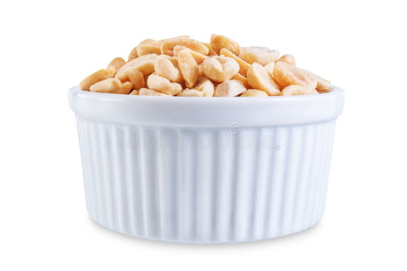 Nueces de cacahuete de sal fresca secas crudas sobre un fondo blanco aislado imagen de archivo