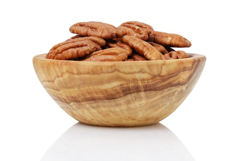 Nueces de Pekan en el cuenco de madera imágenes de archivo libres de regalías Nueces de Pekan en el cuenco de madera imágenes de archivo libres de regalías