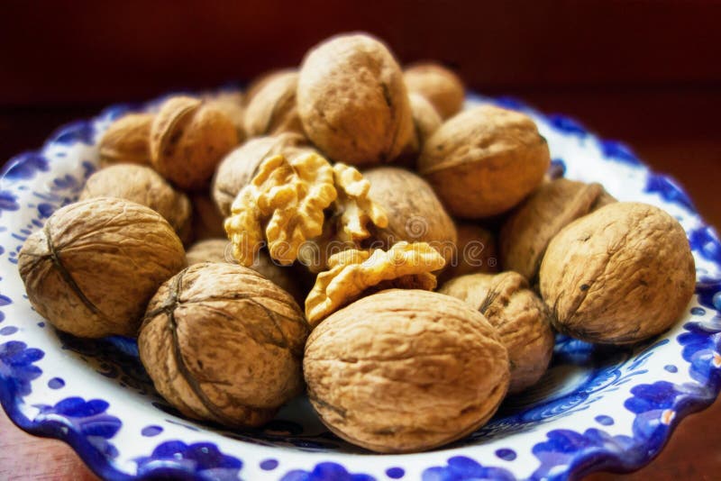 Nueces en cuenco azul foto de archivo Nueces en cuenco azul foto de archivo