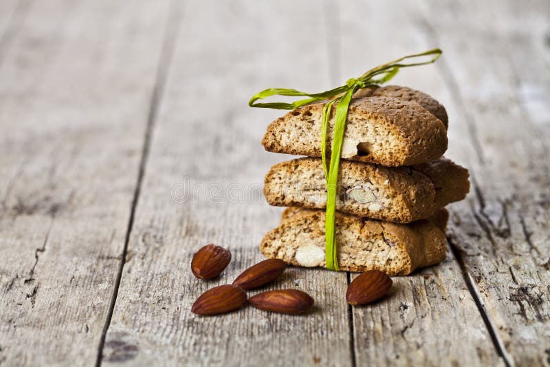 Nueces italianas frescas de la pila y de la almendra del cantuccini de las galletas en fondo de madera ructic de la tabla foto de archivo Nueces italianas frescas de la pila y de la almendra del cantuccini de las galletas en fondo de madera ructic de la tabla foto de archivo