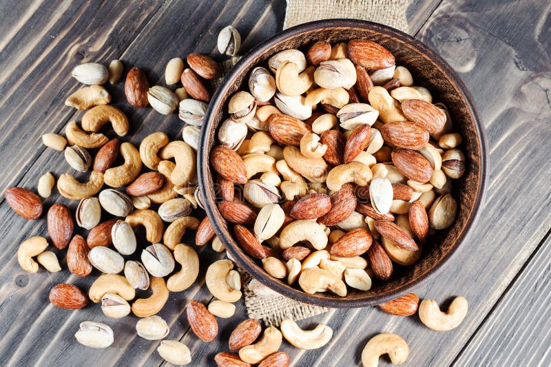 Nueces mezcladas en fondo oscuro Comida y bocado sanos fotos de archivo libres de regalías Nueces mezcladas en fondo oscuro Comida y bocado sanos fotos de archivo libres de regalías
