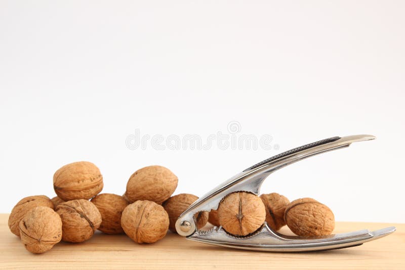 Nueces y cascanueces en la madera foto de archivo libre de regalías Nueces y cascanueces en la madera foto de archivo libre de regalías