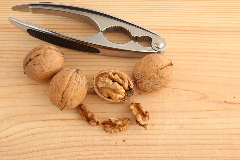 Nueces y cascanueces en la madera imagen de archivo Nueces y cascanueces en la madera imagen de archivo