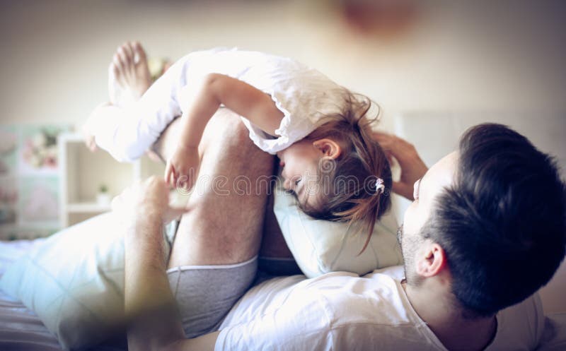 Nuestra rutina de la mañana Solo padre con su niño fotos de archivo Nuestra rutina de la mañana Solo padre con su niño fotos de archivo