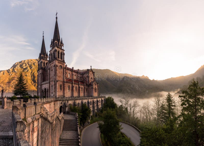 Nuestra Señora De Covadonga, Rodeada Por La Niebla En La Salida Del Sol, Provincia De Asturias, España Del Noroeste Imagen de archivo - Imagen de castillo, europeo: 154691963 Nuestra Señora De Covadonga, Rodeada Por La Niebla En La Salida Del Sol, Provincia De Asturias, España Del Noroeste Imagen de archivo - Imagen de castillo, europeo: 154691963
