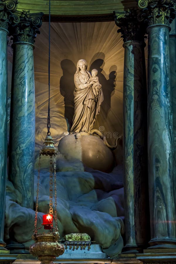 Nuestra señora de la iglesia del santo-Sulpice imagen de archivo libre de regalías Nuestra señora de la iglesia del santo-Sulpice imagen de archivo libre de regalías