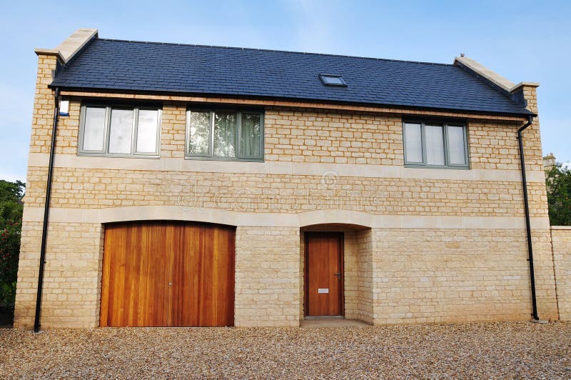 Casa Separada Con El Pórtico Imagen de archivo - Imagen de americano