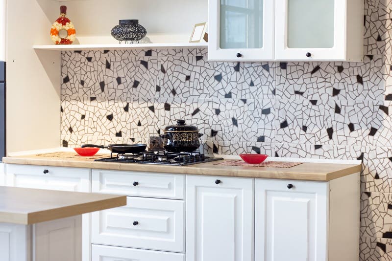 Nueva Cocina Doméstica Moderna Con Mesa De Madera Y Estufa Con Paneles  Sobre Fondo De Pared De Azulejos De Cerámica. Foto de archivo - Imagen de  estante, limpio: 224823114