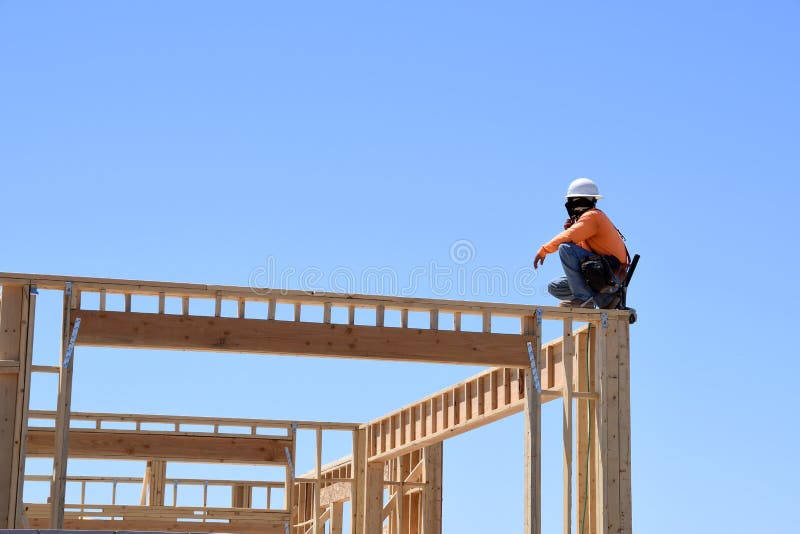 Nueva construcción casera que enmarca en el sudoeste. Nueva construcción casera que es construida con el trabajo que enmarca encendido para el tejado en Gilbert Arizona en la pieza del sudoeste de los Estados Unidos