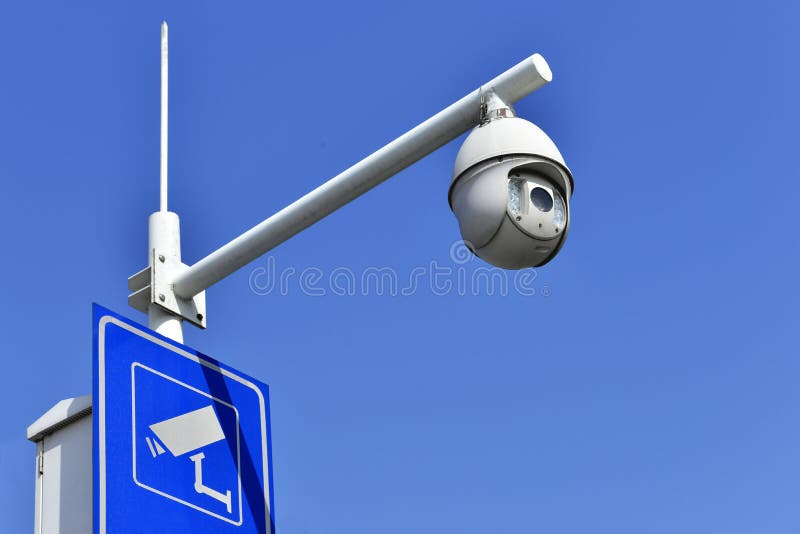 Nueva cámara de seguridad con la luz infrarroja llevada del punto, monitor de la calle, expediente vivo, en cielo azul fotografía de archivo libre de regalías Nueva cámara de seguridad con la luz infrarroja llevada del punto, monitor de la calle, expediente vivo, en cielo azul fotografía de archivo libre de regalías