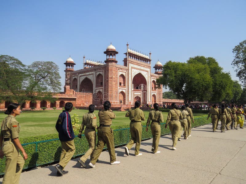 Nueva Deli, la India, el 21 de noviembre de 2013 Las muchachas en uniforme van a la entrada al fuerte rojo foto de archivo libre de regalías Nueva Deli, la India, el 21 de noviembre de 2013 Las muchachas en uniforme van a la entrada al fuerte rojo foto de archivo libre de regalías