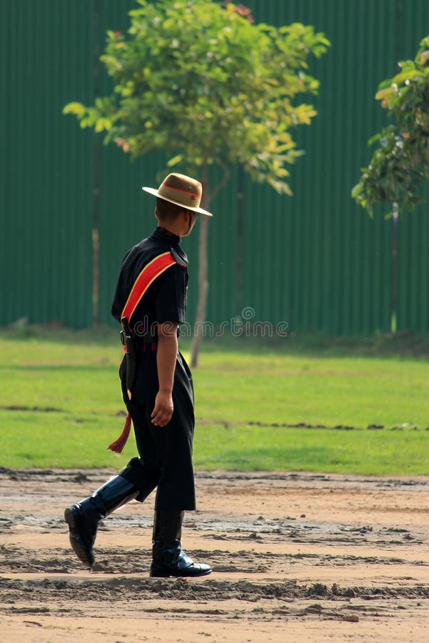Nueva Deli, la India - India Gate junio de 2018 - soldado de Gorkha que camina en la puerta de la India después de un desfile imágenes de archivo libres de regalías Nueva Deli, la India - India Gate junio de 2018 - soldado de Gorkha que camina en la puerta de la India después de un desfile imágenes de archivo libres de regalías