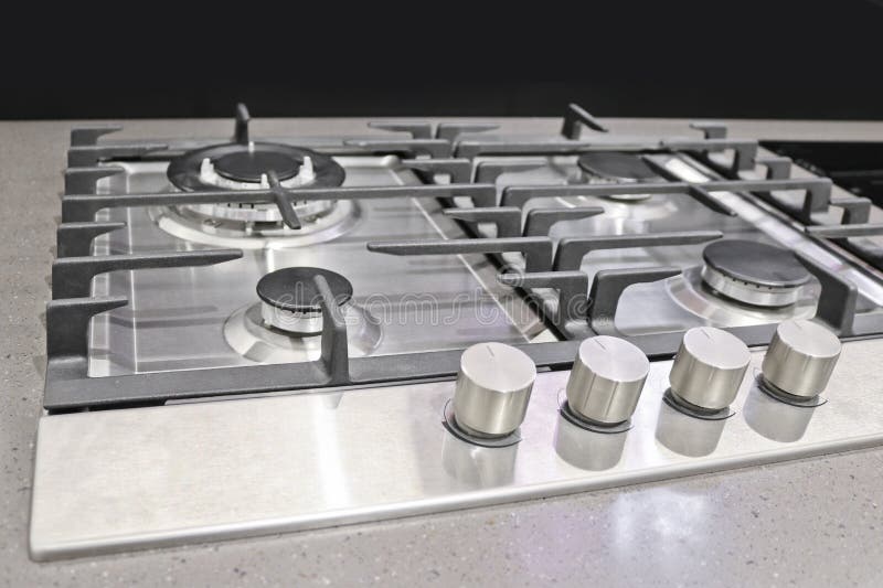 Nueva estufa de gas moderna con cuatro hornillas para la cocina, superficie de acero inoxidable imagen de archivo libre de regalías Nueva estufa de gas moderna con cuatro hornillas para la cocina, superficie de acero inoxidable imagen de archivo libre de regalías