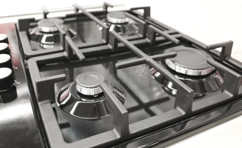 Nueva estufa de gas moderna con cuatro hornillas para la cocina, superficie esmaltada negra fotografía de archivo libre de regalías Nueva estufa de gas moderna con cuatro hornillas para la cocina, superficie esmaltada negra fotografía de archivo libre de regalías