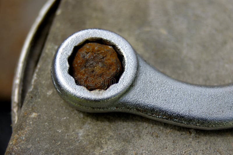 Nueva llave y viejo tornillo imágenes de archivo libres de regalías Nueva llave y viejo tornillo imágenes de archivo libres de regalías