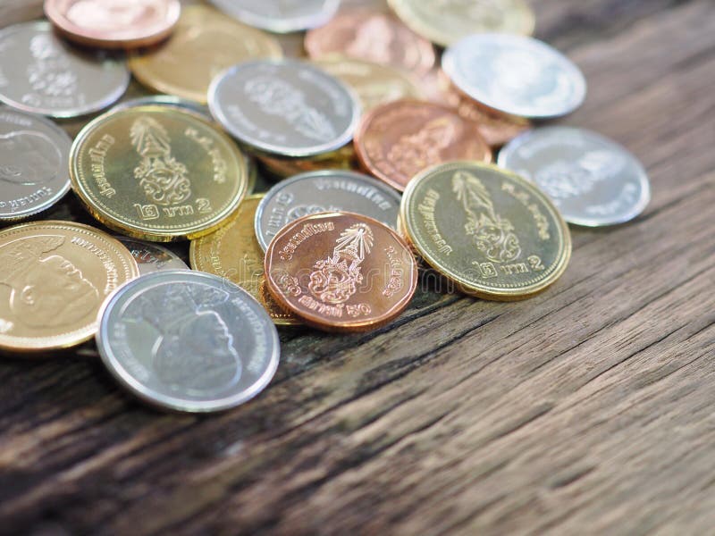 Nueva moneda tailandesa en rey Rama 10 en el tablero de madera con el concepto de finanzas, depositando imágenes de archivo libres de regalías Nueva moneda tailandesa en rey Rama 10 en el tablero de madera con el concepto de finanzas, depositando imágenes de archivo libres de regalías