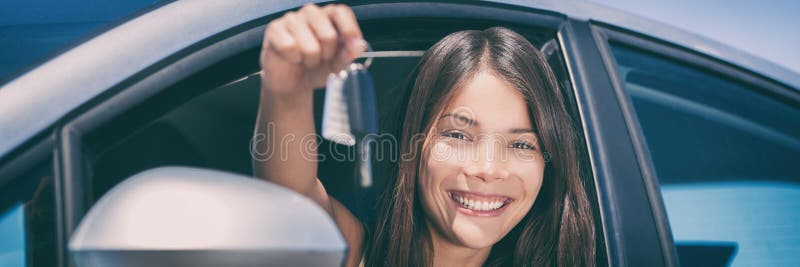 Nueva mujer asiática joven del conductor de coche que conduce la impulsión automática que sonríe mostrando nuevo panorama de las imagen de archivo libre de regalías Nueva mujer asiática joven del conductor de coche que conduce la impulsión automática que sonríe mostrando nuevo panorama de las imagen de archivo libre de regalías