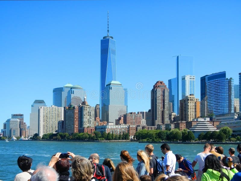 NUEVA YORK, EL 12 DE SEPTIEMBRE DE 2014: Opinión sobre rascacielos de los edificios de NYC Nueva York Manhattan del barco de visi imagen de archivo libre de regalías NUEVA YORK, EL 12 DE SEPTIEMBRE DE 2014: Opinión sobre rascacielos de los edificios de NYC Nueva York Manhattan del barco de visi imagen de archivo libre de regalías