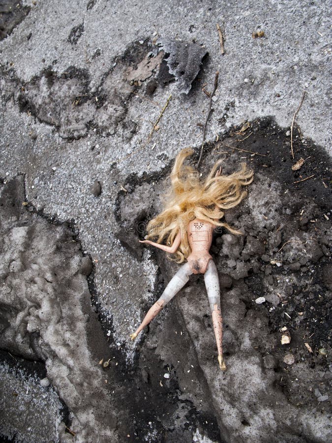 Nueva York, los E.E.U.U. - enero 28,2014: cara del juguete de barbie abajo en calle imagen de archivo Nueva York, los E.E.U.U. - enero 28,2014: cara del juguete de barbie abajo en calle imagen de archivo