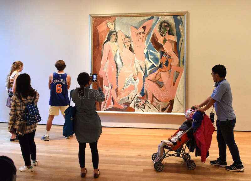 Nueva York, los E.E.U.U. - 8 de junio de 2018: Gente cerca del dolor de Pablo Picasso imagen de archivo Nueva York, los E.E.U.U. - 8 de junio de 2018: Gente cerca del dolor de Pablo Picasso imagen de archivo
