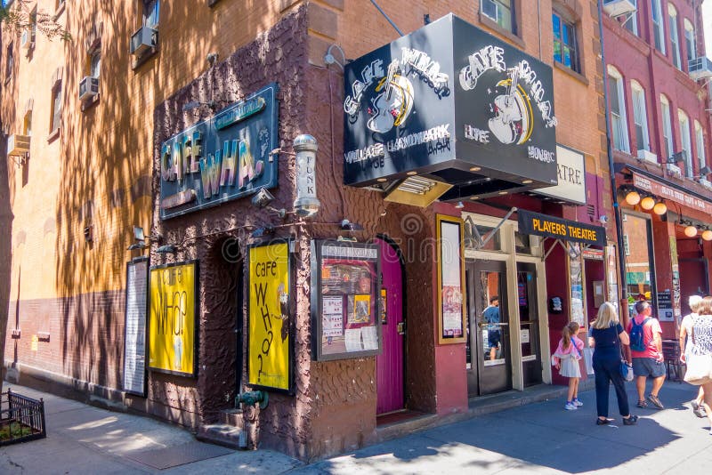NUEVA YORK, LOS E.E.U.U. - 22 DE NOVIEMBRE DE 2016: El Wha del café en el Greenwich Village New York City, es un lugar vivo con u foto de archivo libre de regalías NUEVA YORK, LOS E.E.U.U. - 22 DE NOVIEMBRE DE 2016: El Wha del café en el Greenwich Village New York City, es un lugar vivo con u foto de archivo libre de regalías