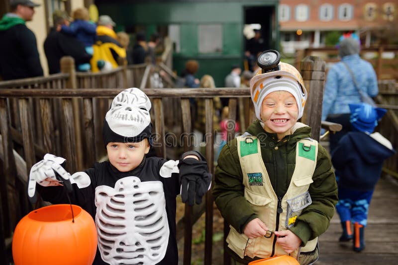 Nueva York, los E.E.U.U. - 27 de octubre de 2018: Tren tradicional expreso a las celebraciones Halloween cerca de Nueva York fotos de archivo libres de regalías Nueva York, los E.E.U.U. - 27 de octubre de 2018: Tren tradicional expreso a las celebraciones Halloween cerca de Nueva York fotos de archivo libres de regalías